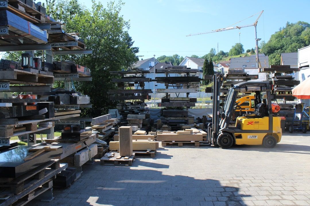 Betriebsgelände mit Gabelstapler