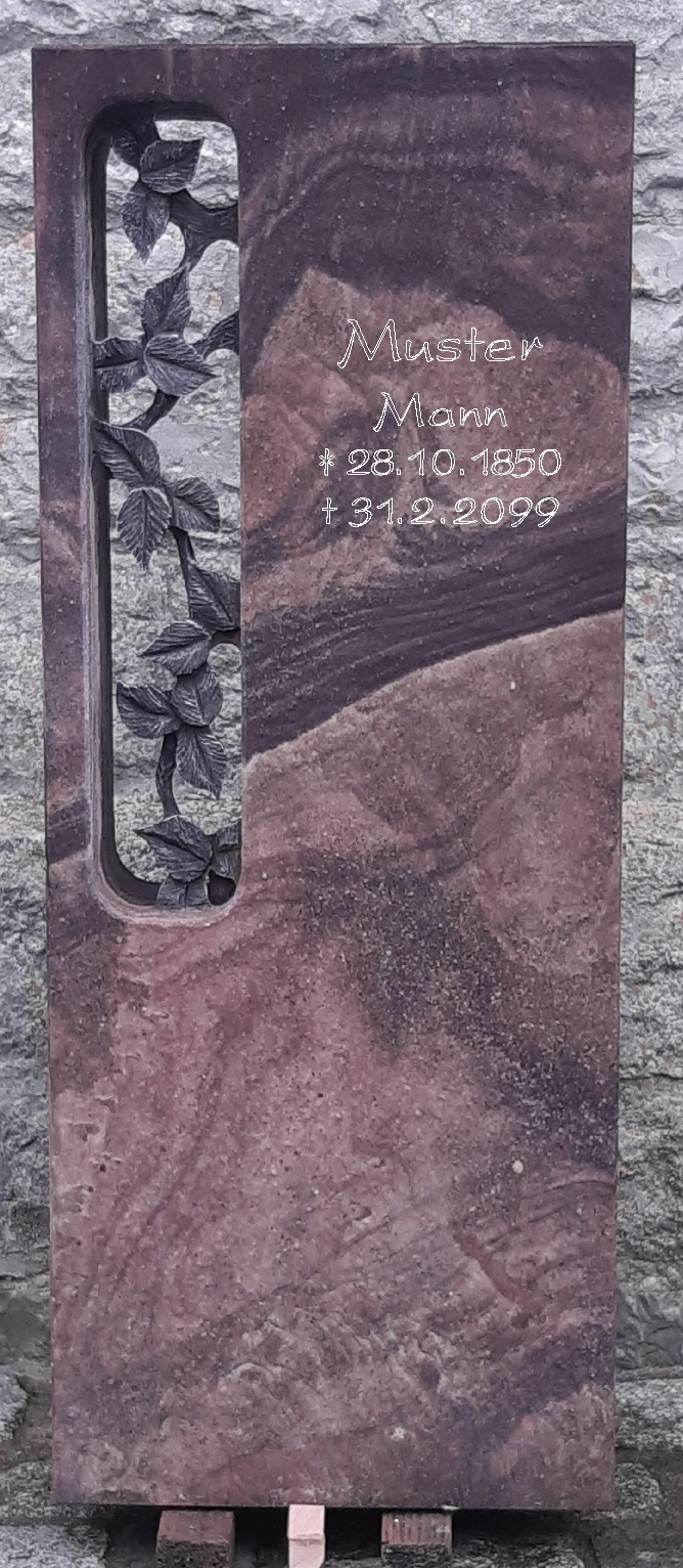 Brauner Grabstein mit Blätterausschnitt