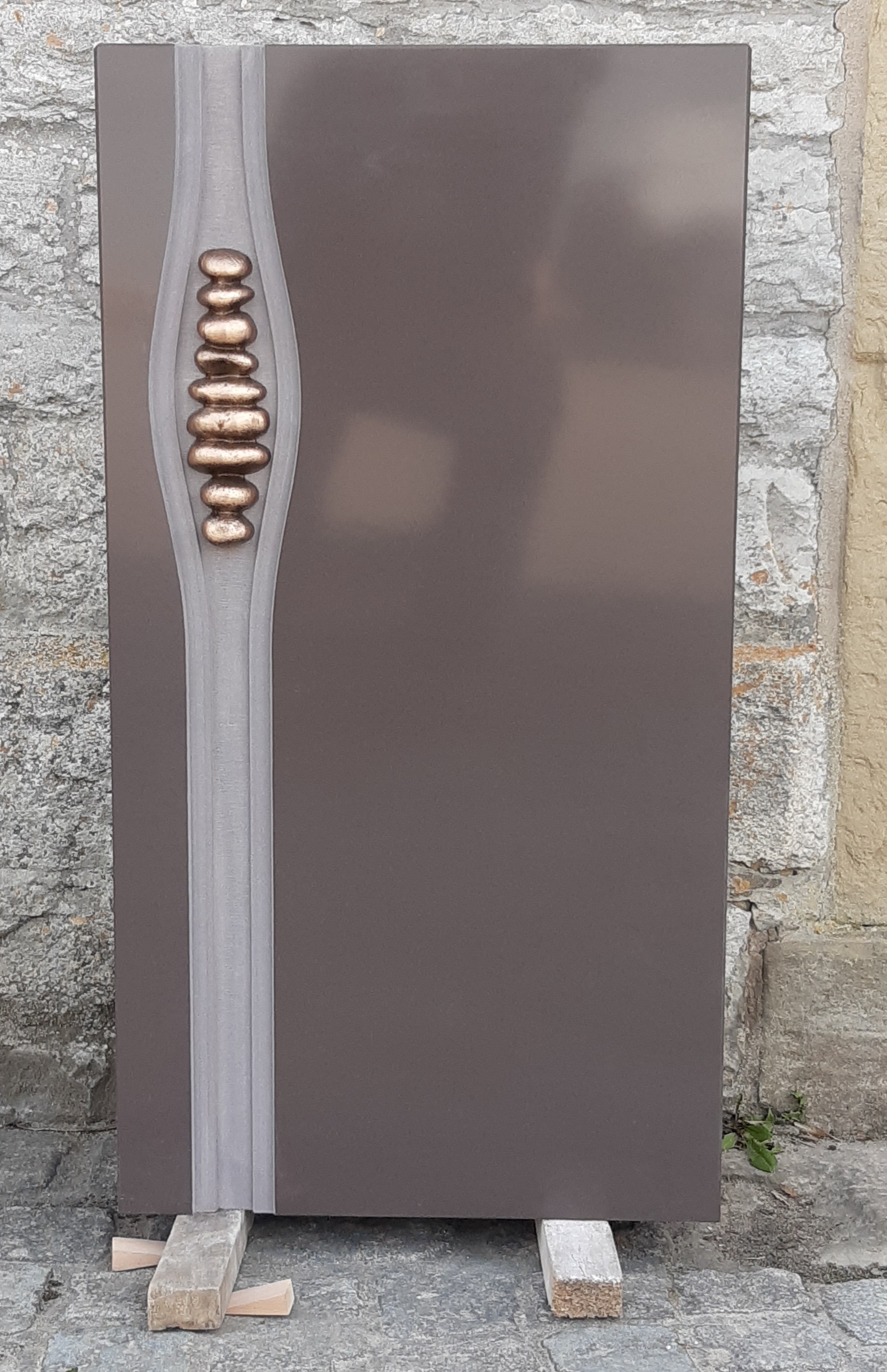 Brauner Grabstein mit Kieseleinlage