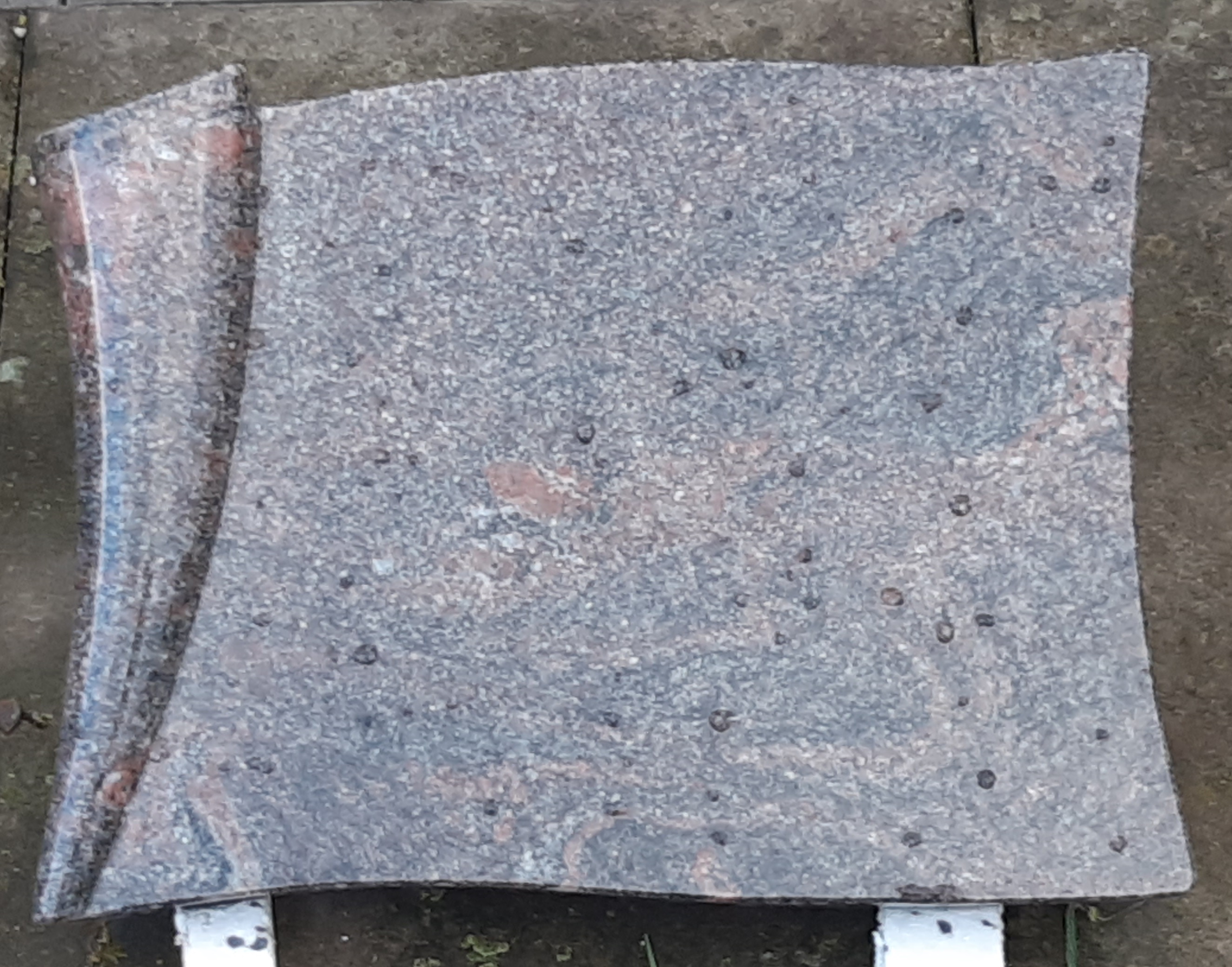 Brauner liegender Grabstein