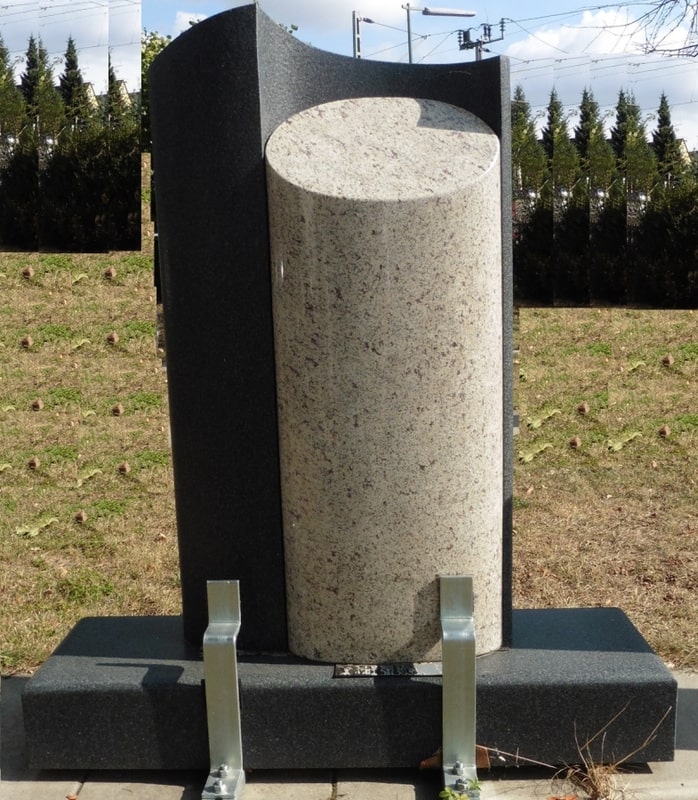 Grabstein mit zylindrischem Einsatz