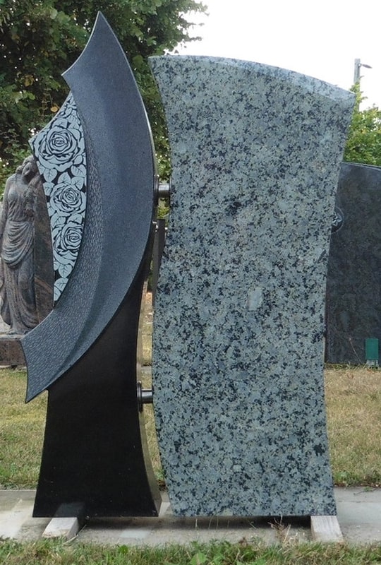 Zweifarbiger Grabstein mit Rosenmuster