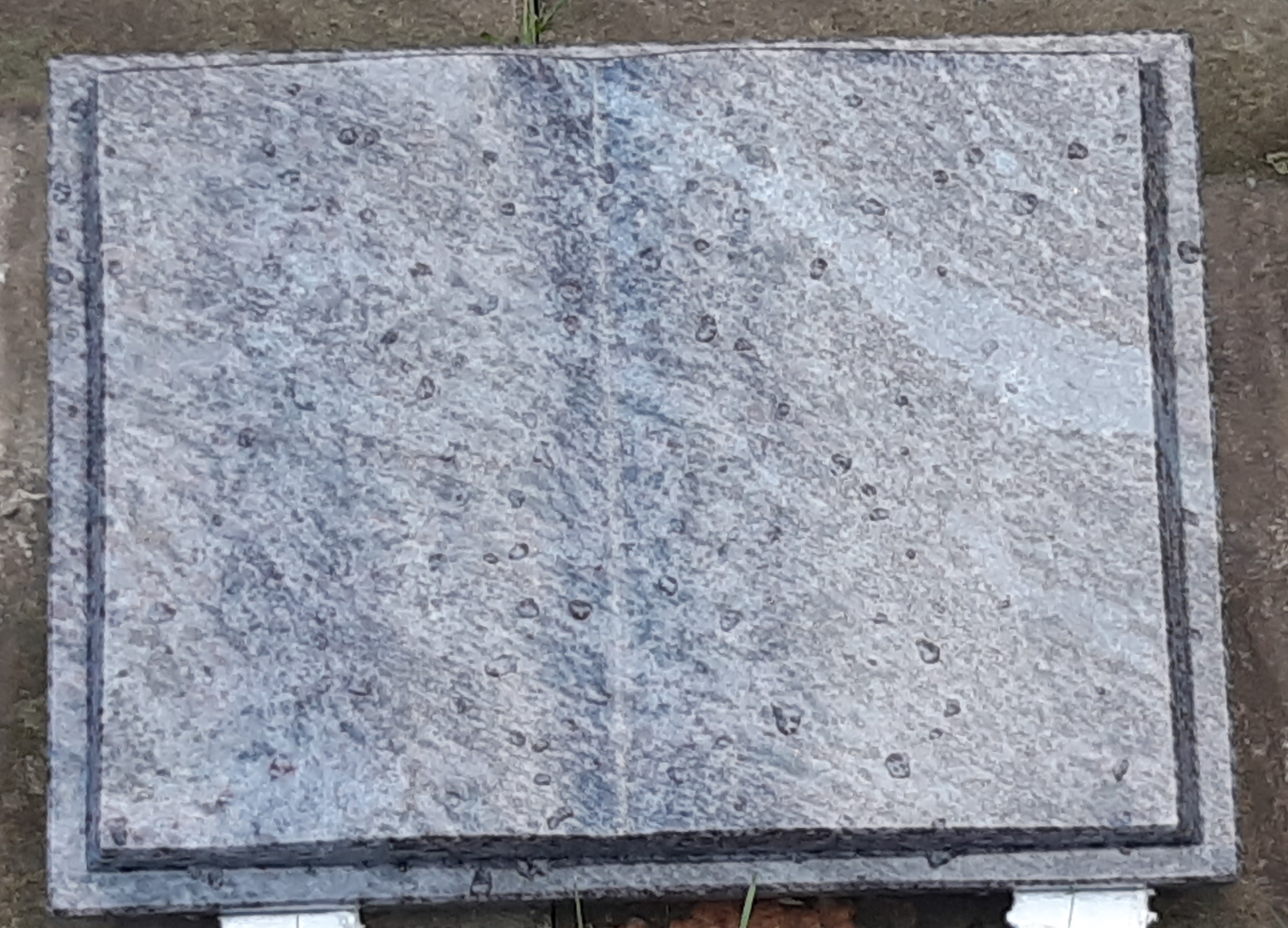 Grauer liegender Grabstein