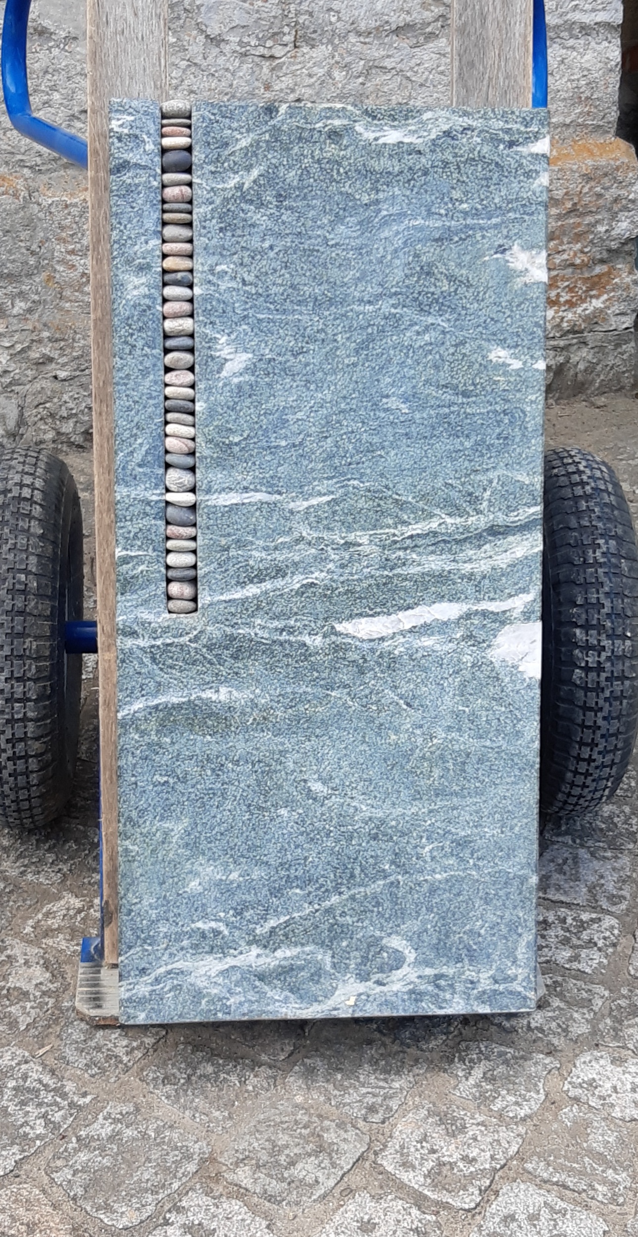 Grünlicher Grabstein mit Kieseleinlage