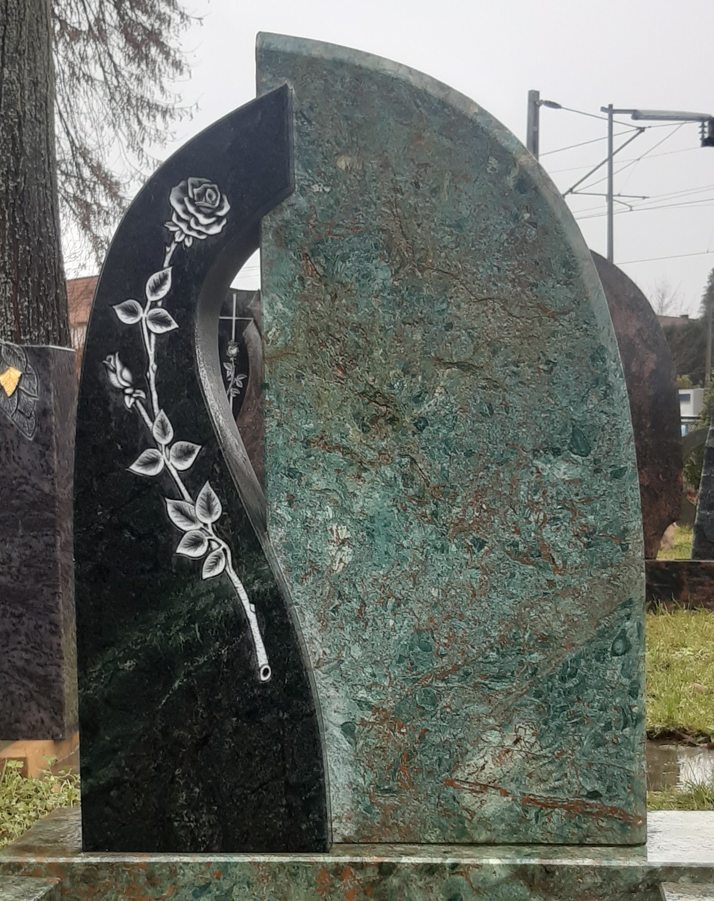 Grüner Grabstein mit Rosenrelief
