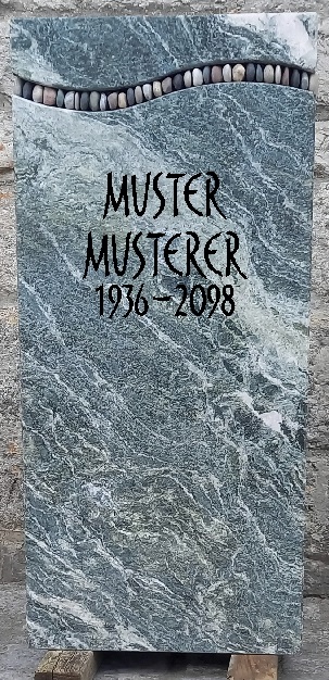 Grünlicher Grabstein mit wellenförmiger Kieseleinlage