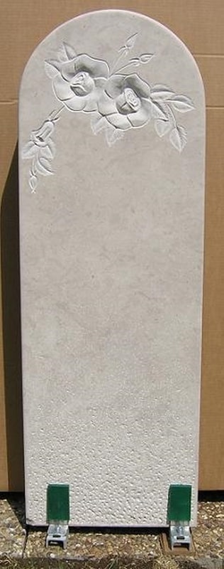 Hellgrauer Grabstein mit Rosenrelief