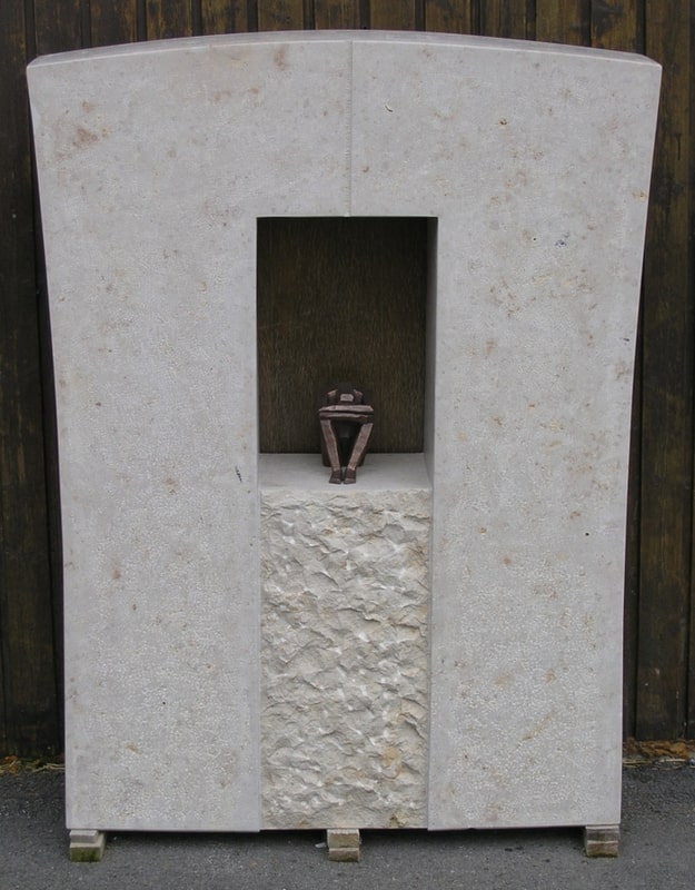 Kalkstein-Grabstein mit Bronzevase