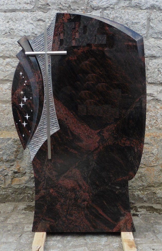 Roter Grabstein mit Kreuz und Sternornament