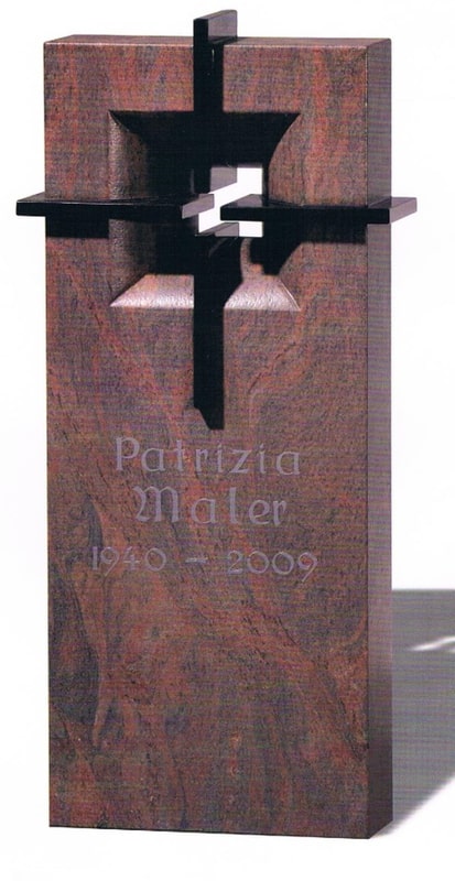 Roter Grabstein mit Kreuzausschnitt