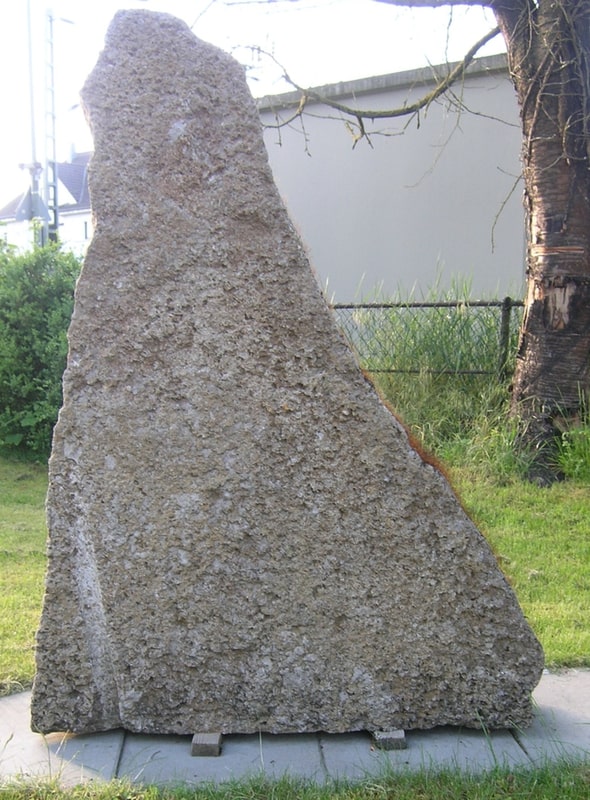 Rauer Naturstein-Grabstein