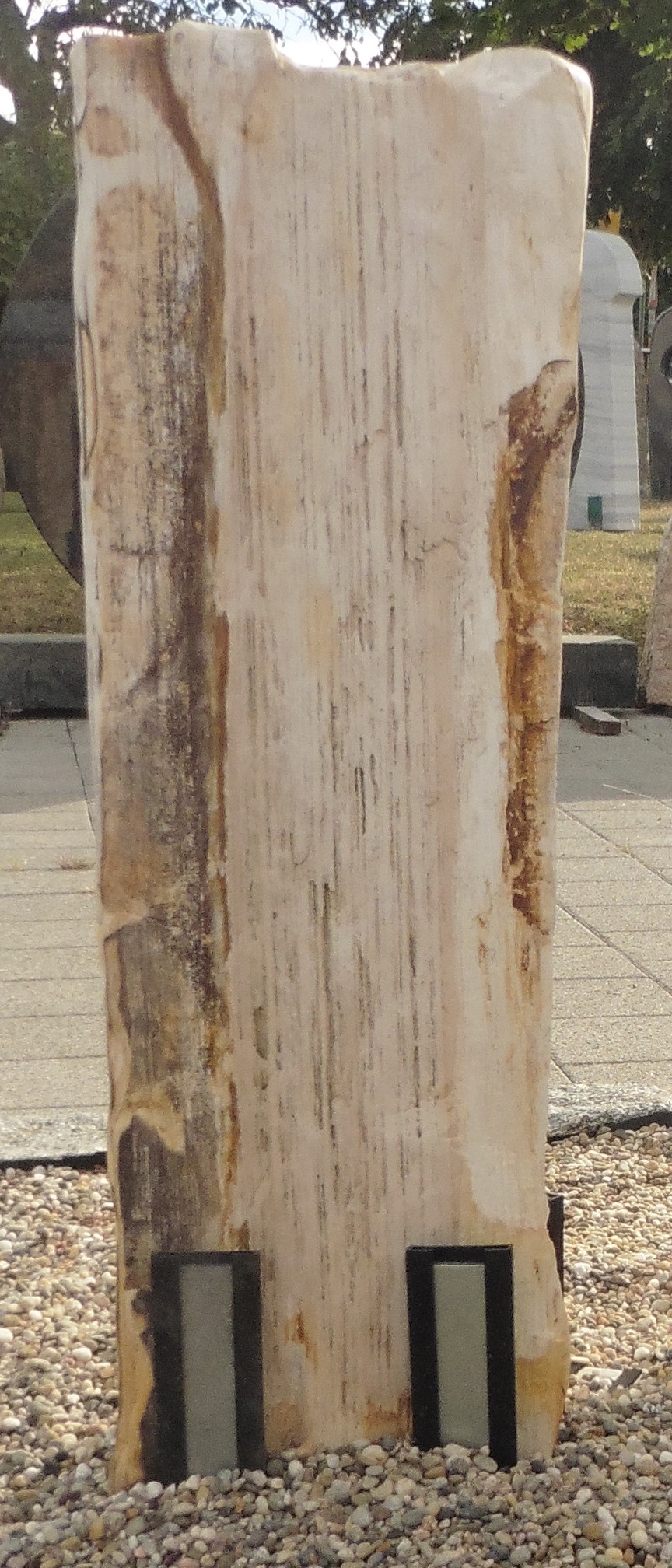 Heller Sandstein-Grabstein mit Maserung