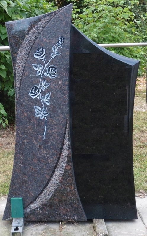 Geteilter Grabstein mit Rosenrelief