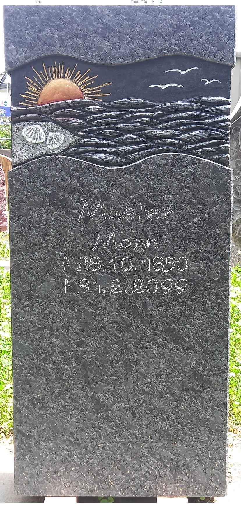 Grabstein mit Sonnenuntergang und Gravur