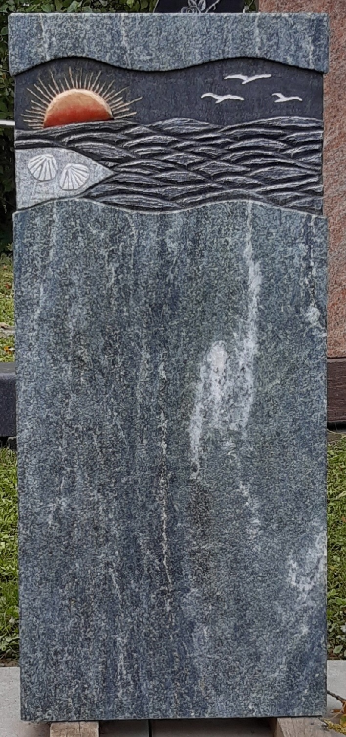 Grabstein mit Sonnenuntergang und Meer