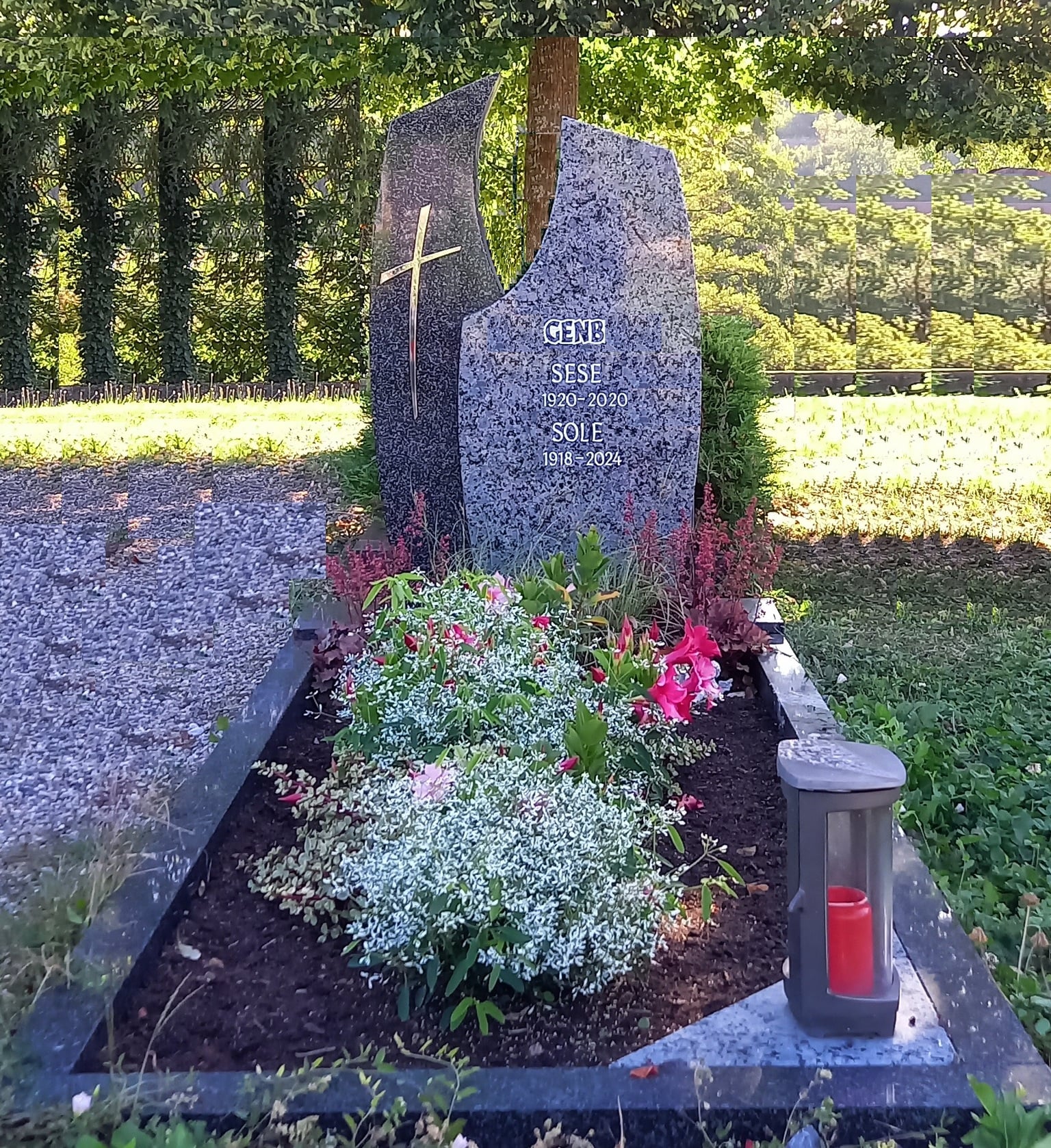 Zweiteiliges Grabmal aus dunklem und hellem Granit mit Kreuz