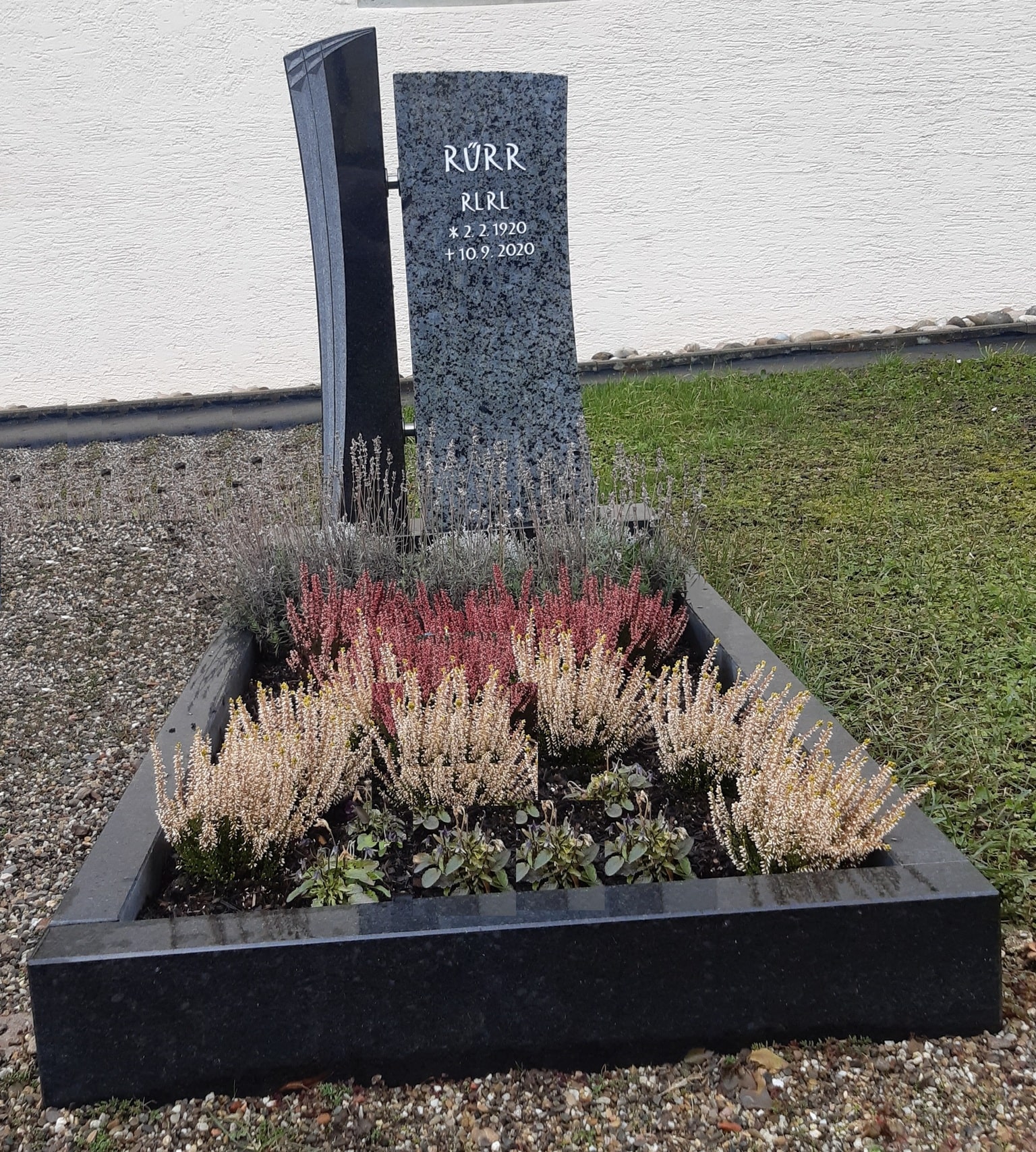 Zweiteiliges Grabmal mit gebogenen Steinen