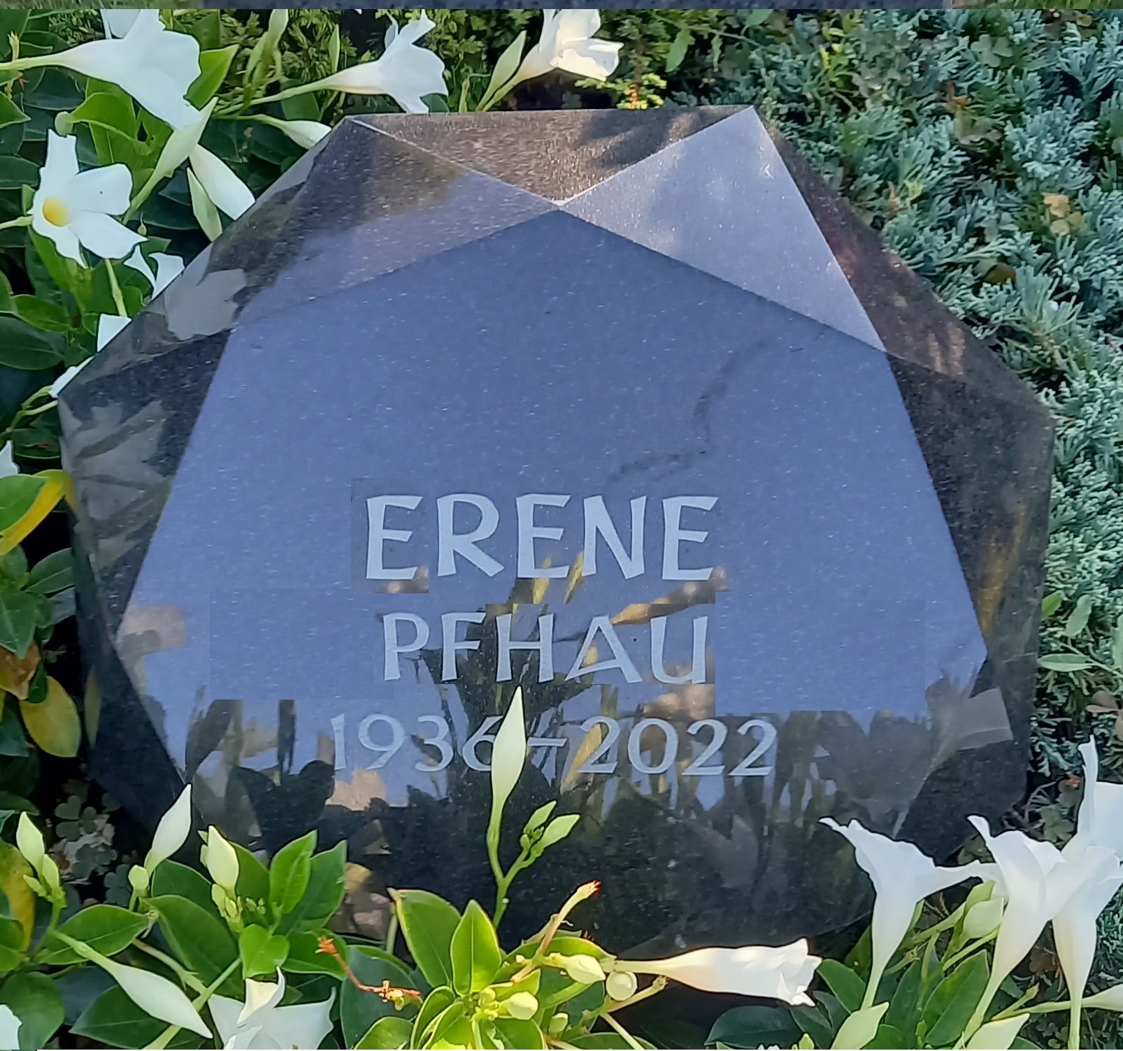 Grabmal mit facettierter Oberfläche