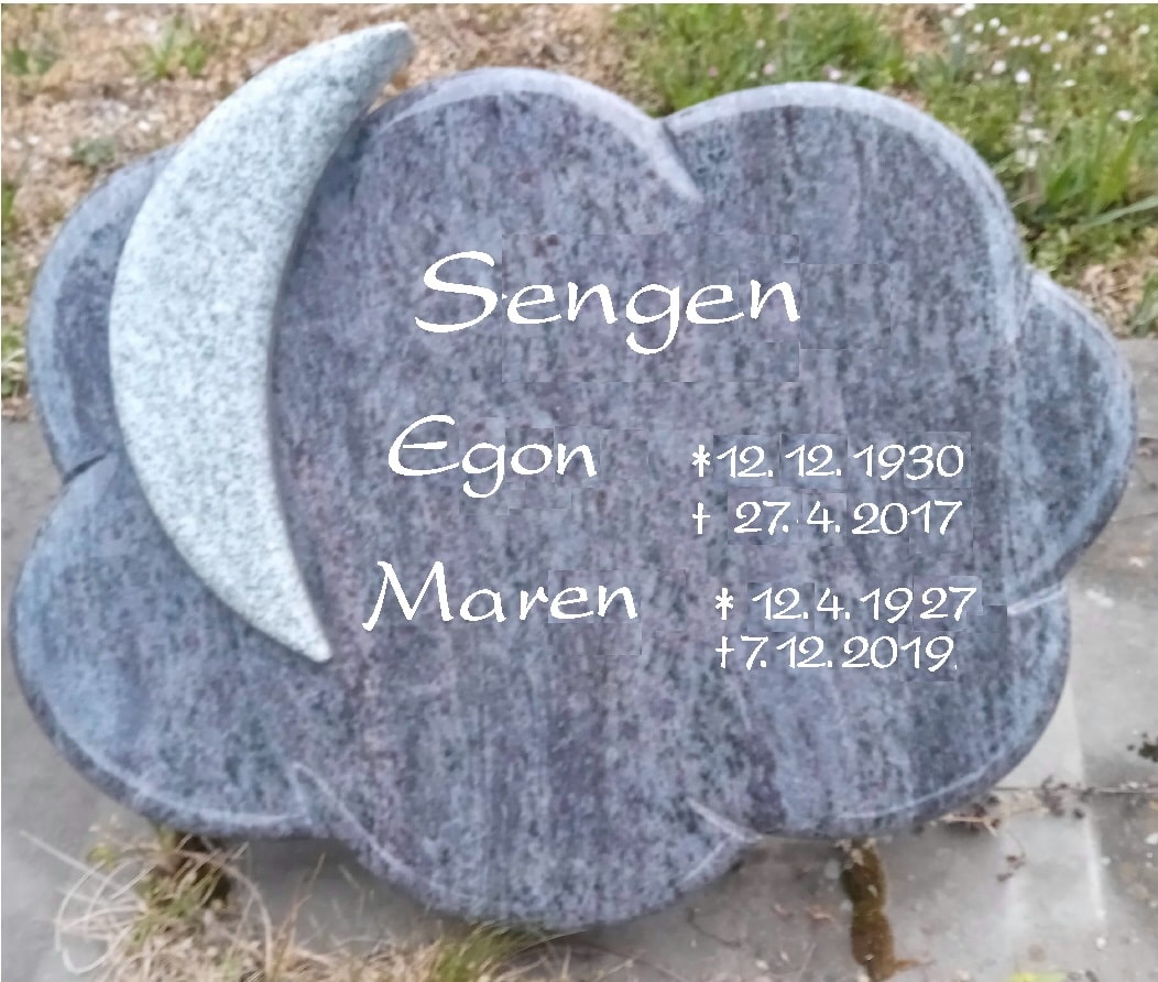 Grabmal in Blütenform mit Mondsichel