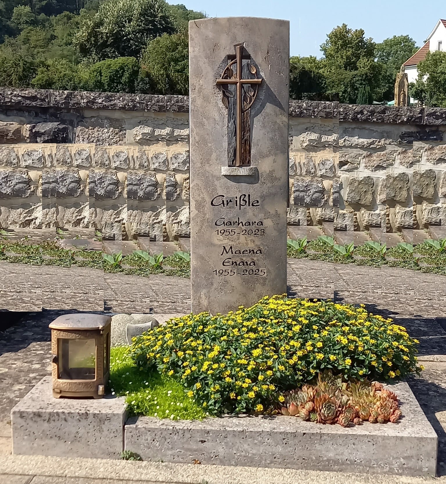 Helles Grabmal mit Kreuzrelief