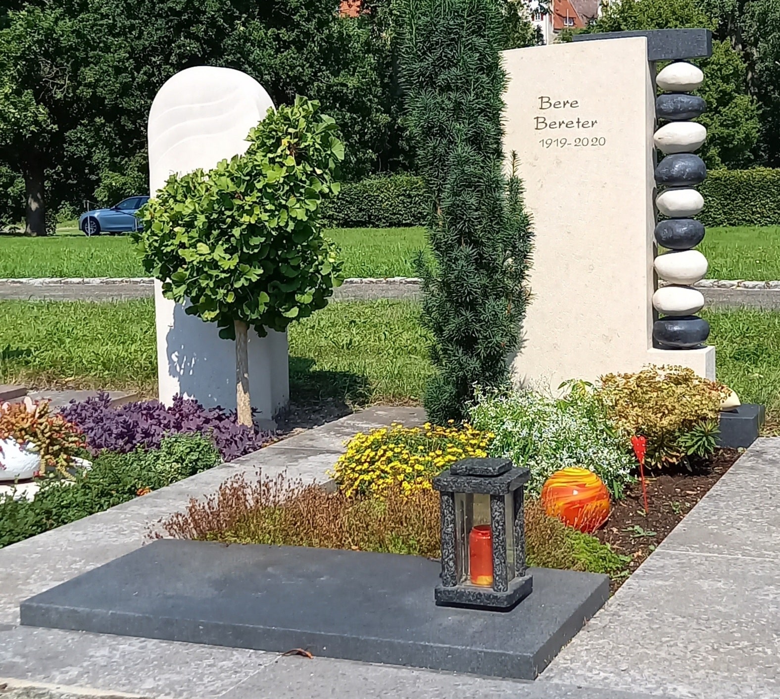 Helles Grabmal mit Kieseleinlage seitlich