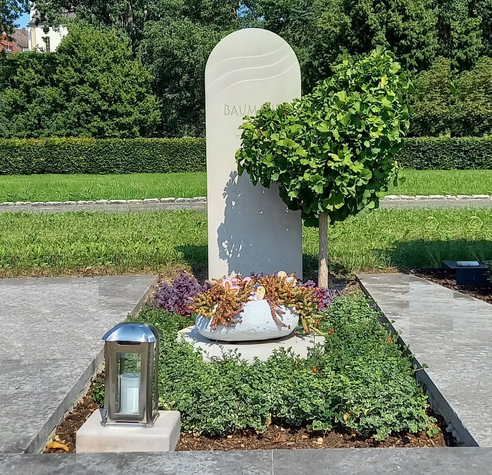 Helles Grabmal mit abgerundetem Kopfteil