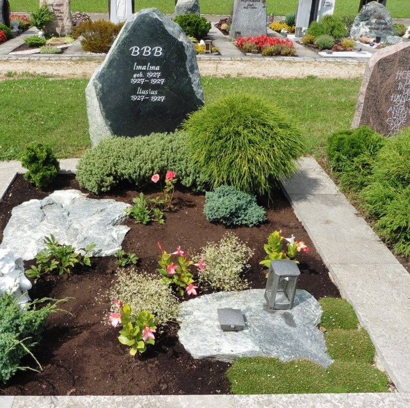 Grüner Findling als Grabstein