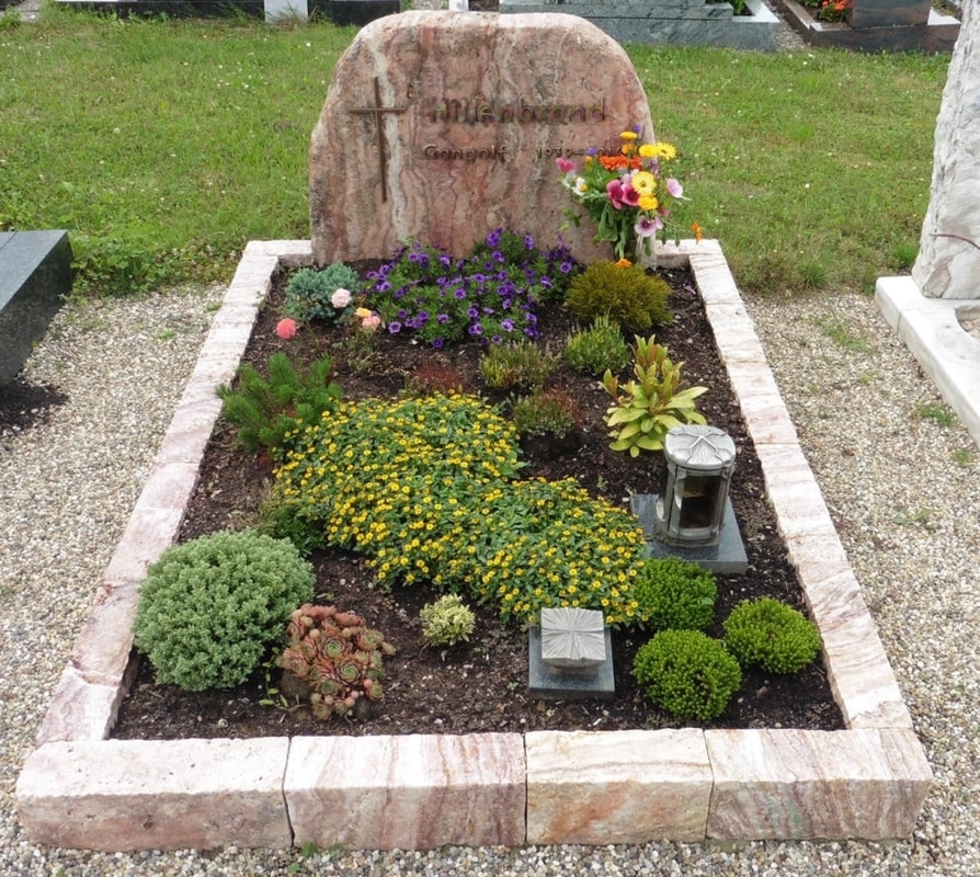 Ovaler rosa Grabstein mit Kreuz