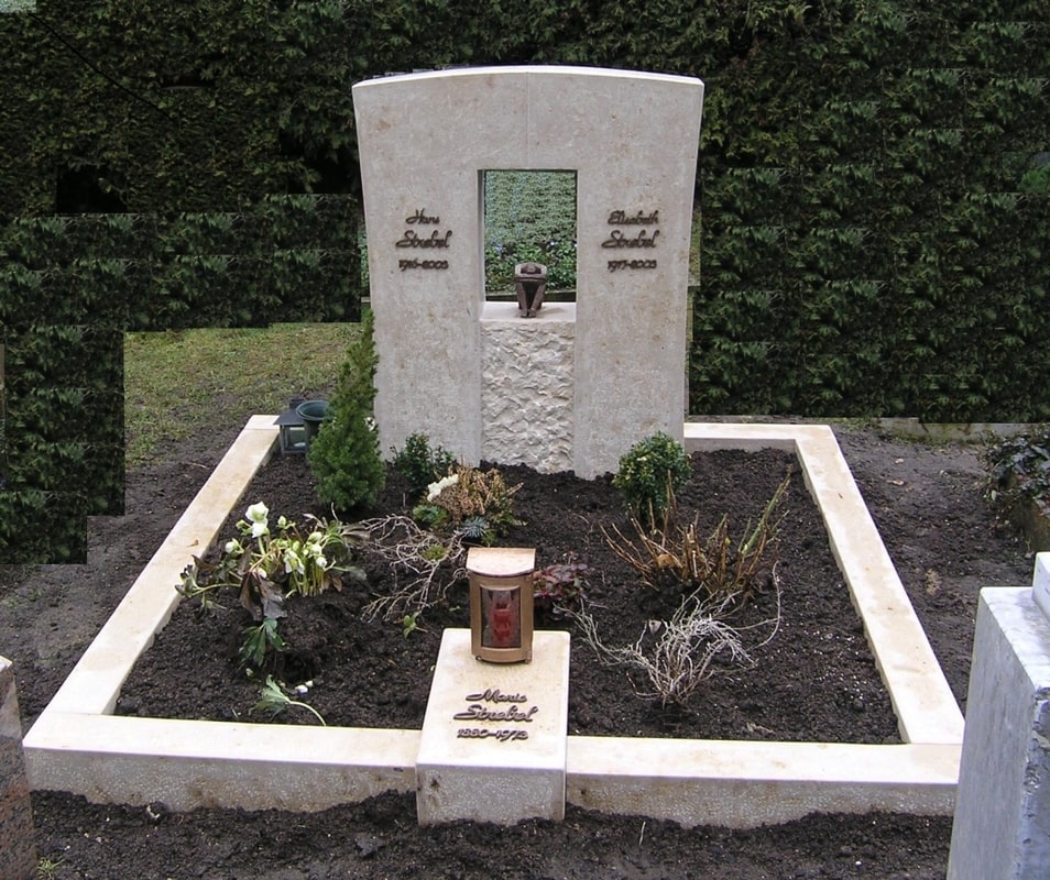 Moderner Grabstein mit rechteckiger Aussparung