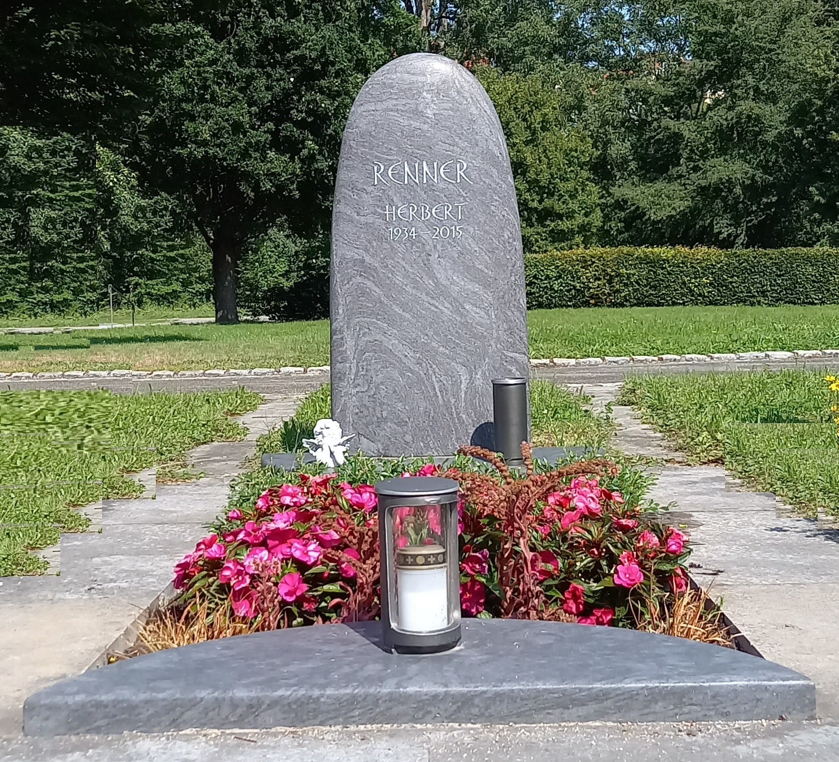 Abgerundetes graues Grabmal