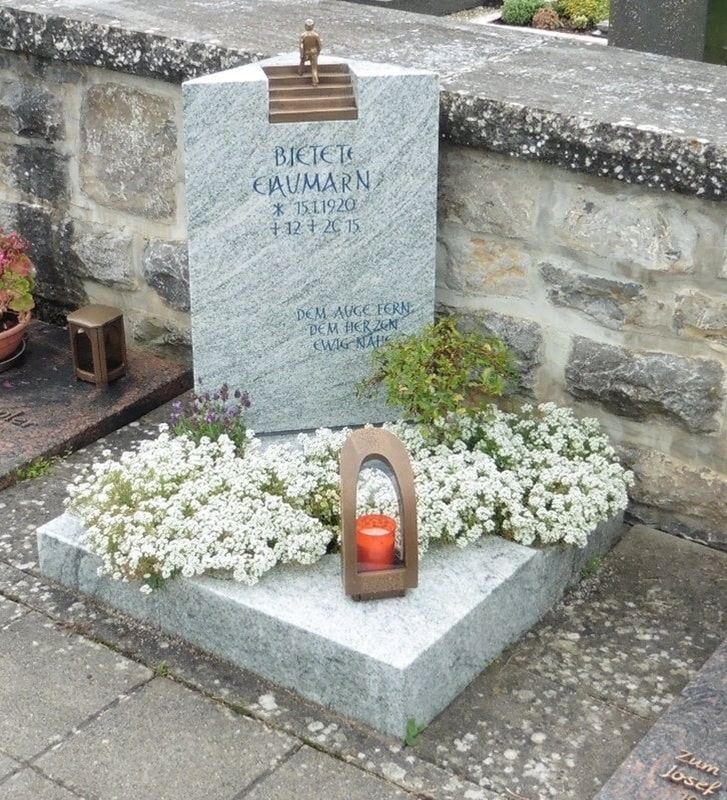 Heller Grabstein mit Treppen-Motiv