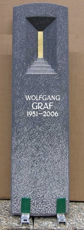 Speckiger Grabstein mit Stufensymbol