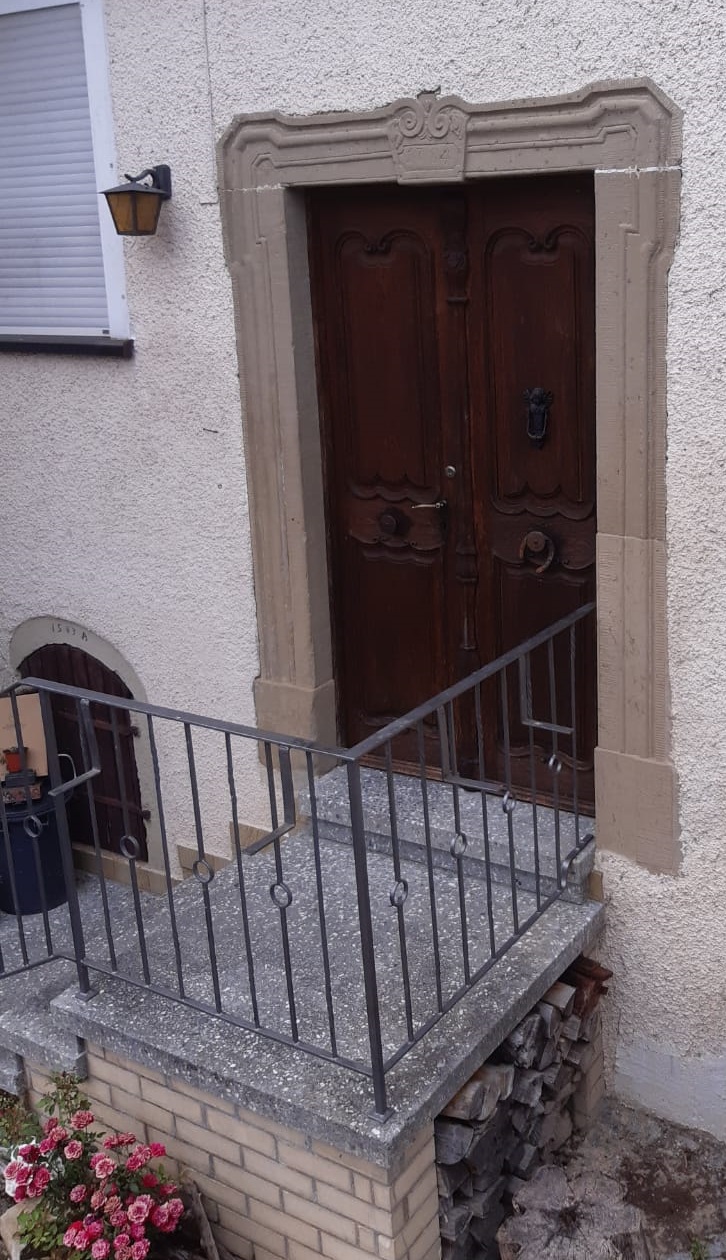 Historische Holztür mit Sandsteinrahmung